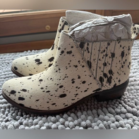 Matisse NWOT calf fur, white and dark brown. Made in Brazil 9M. In box. - Picture 5 of 15